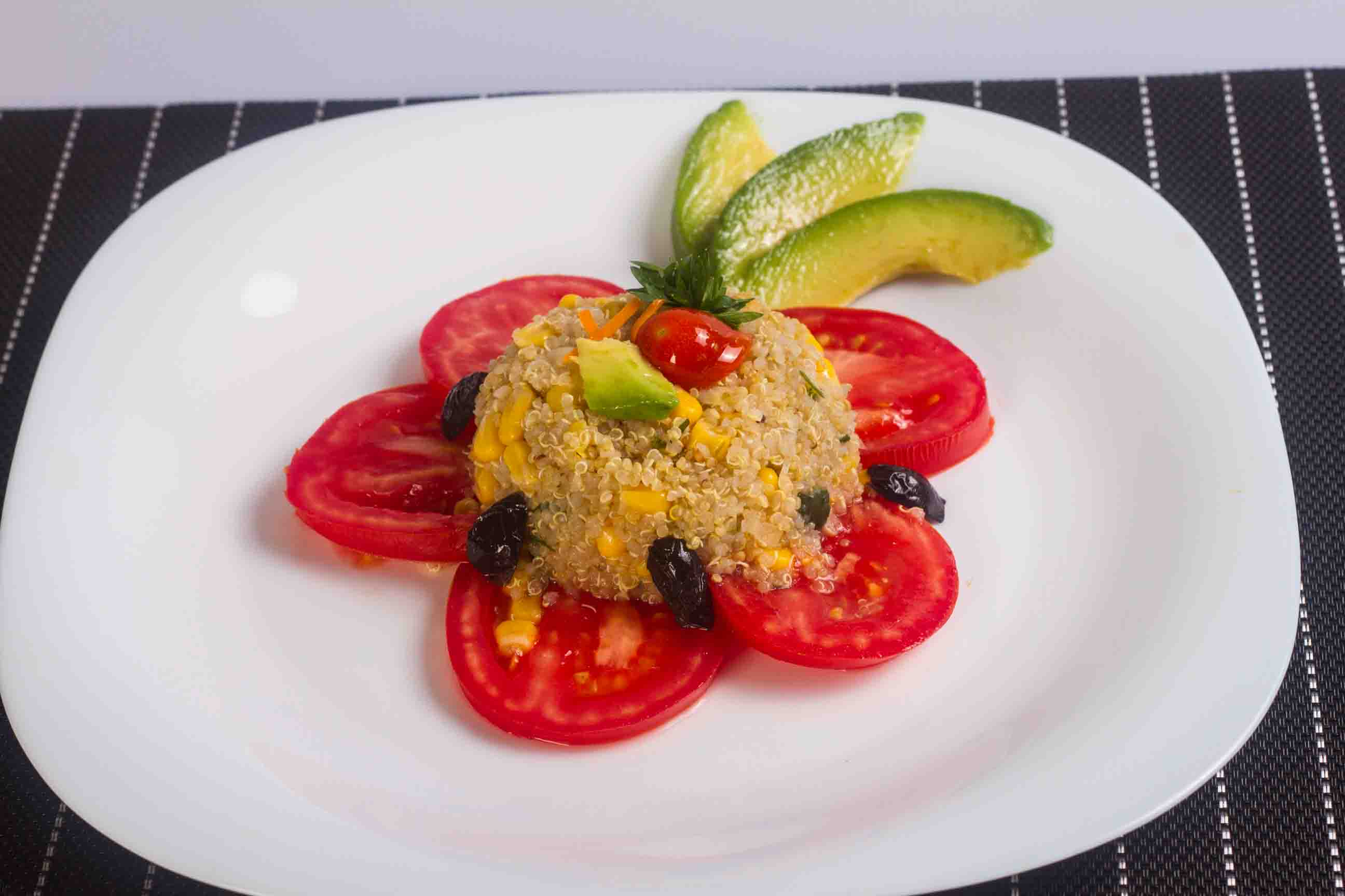 Quinoa cu legume si avocado