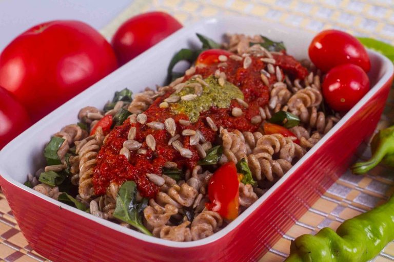 Salata de paste cu sos de rosii