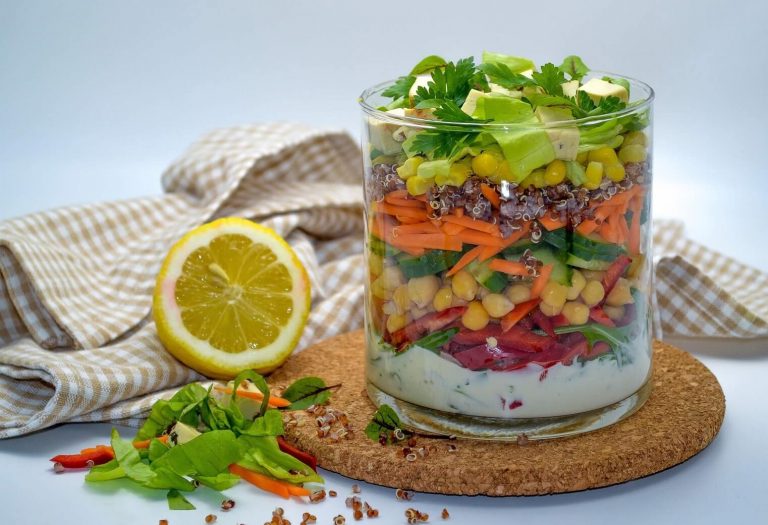 Salata curcubeu usoara si hranitoare pentru pachetul de la job