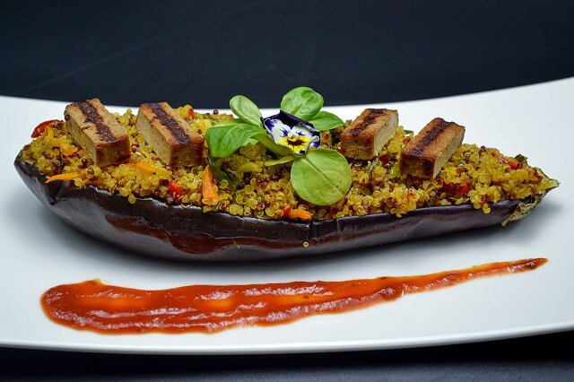 Vinete umplute cu quinoa, legume si tofu