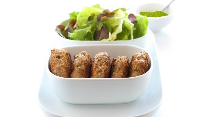 Chiftelute indiene de cocos, cu chutney de mazare