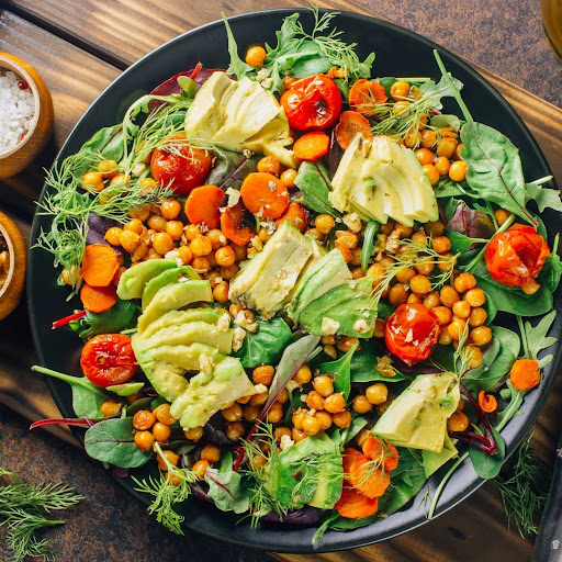 Bol cu legume prăjite și năut