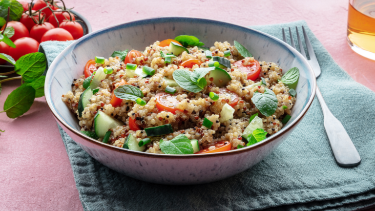 Salată cu quinoa, legume și semințe